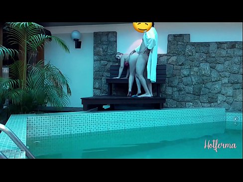 ❤️ Baas nooi bediende swembad toe, maar kon nie 'n warm weerstaan ​​nie ☑ Porno by ons